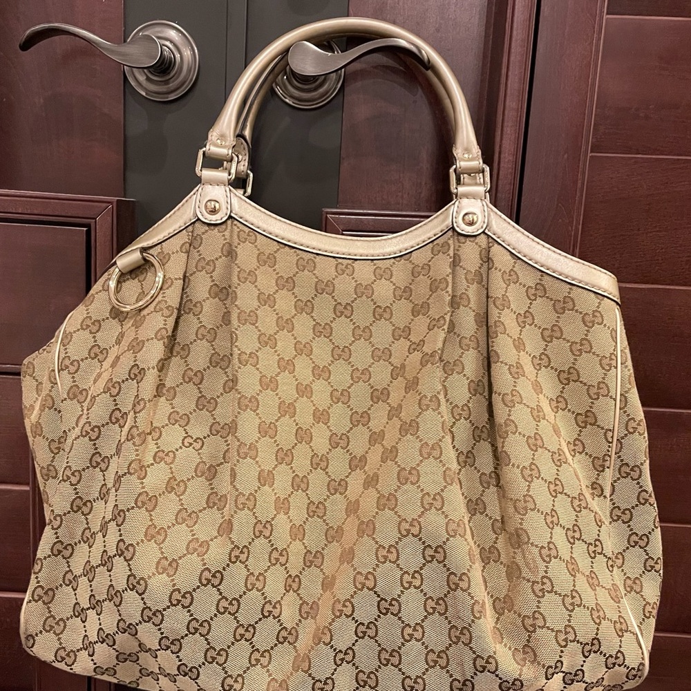 Gucci purse, excellent condition.